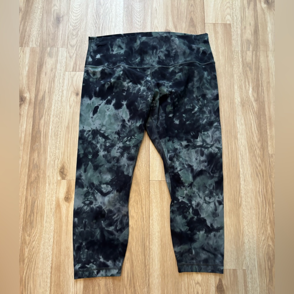 Lululemon tights in size 16. Excellent condition. - Picture 2 of 5